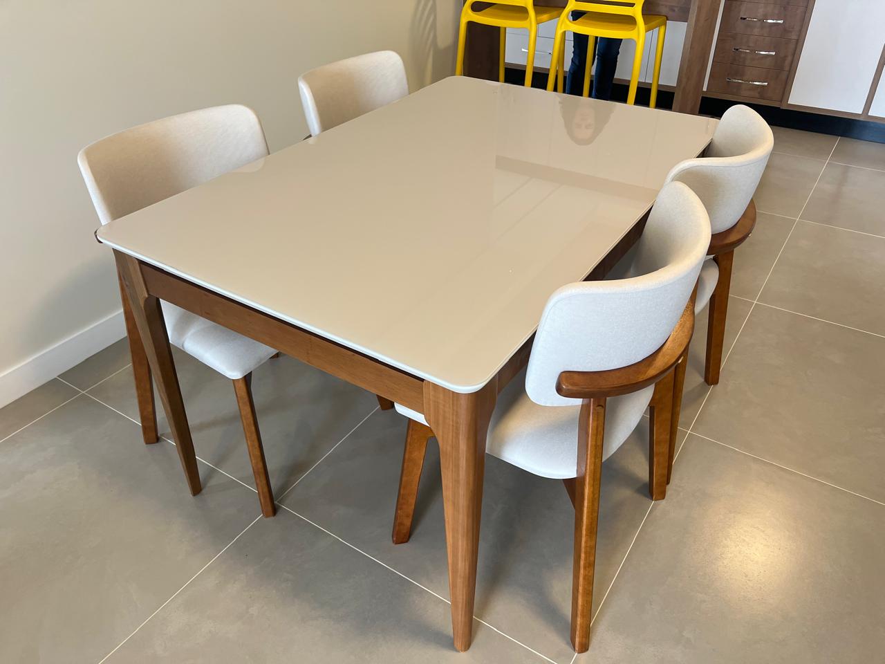 Mesa de jantar com cadeiras bege — Girassol Sofás